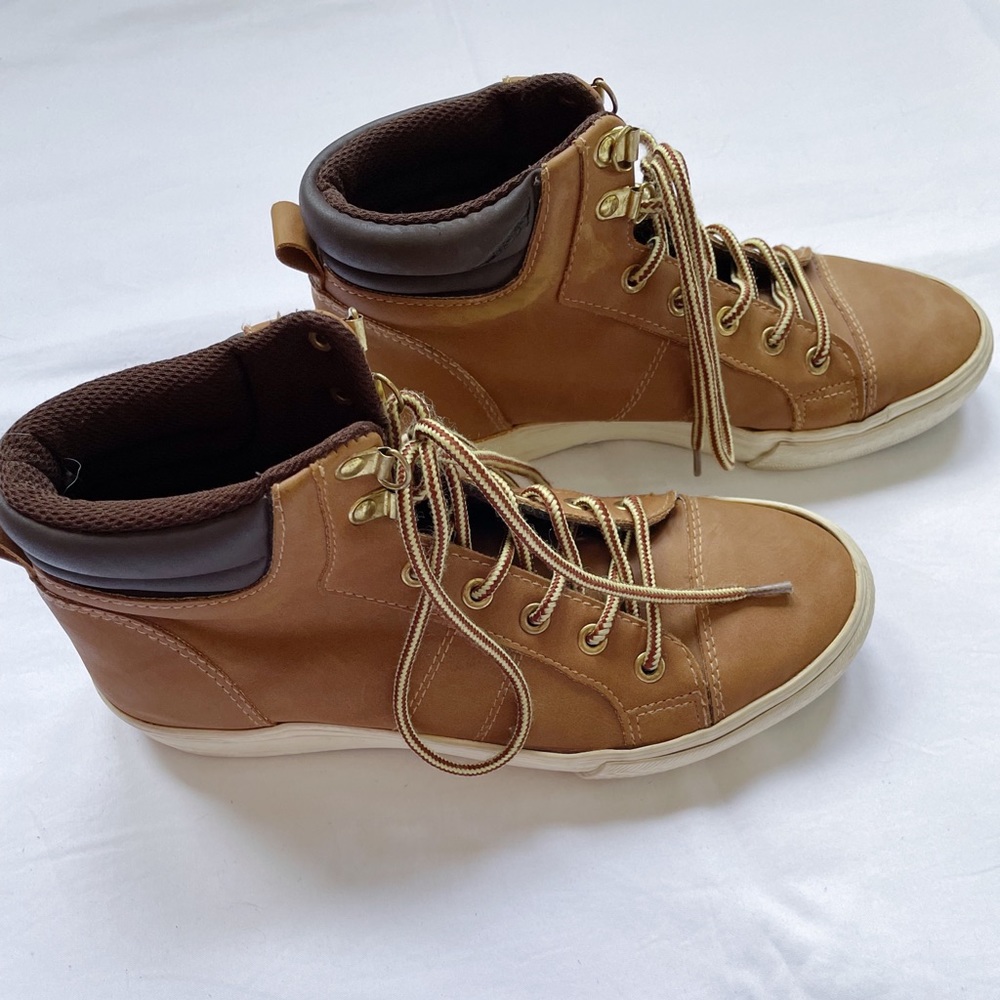 SODA women’s casual sneaker size 7.5